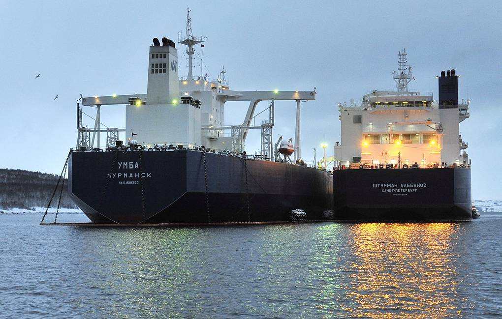 Mỹ bất ngờ gia hạn miễn trừ trừng phạt đối với dầu Nga - Ảnh 1.