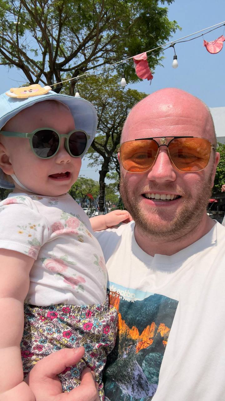 Kh&aacute;ch T&acirc;y ngỡ ng&agrave;ng trước t&igrave;nh y&ecirc;u trẻ con của người Việt - Ảnh 1.