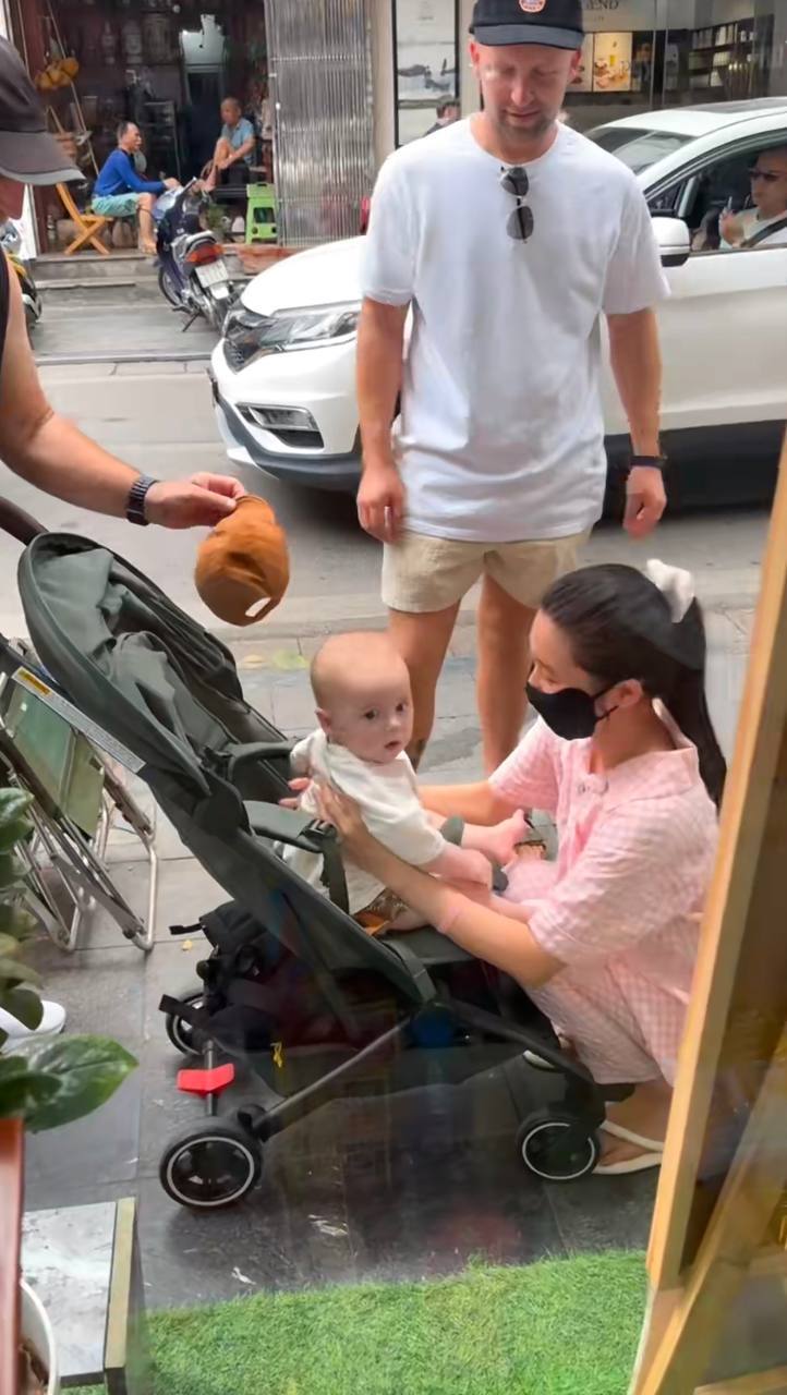 Kh&aacute;ch T&acirc;y ngỡ ng&agrave;ng trước t&igrave;nh y&ecirc;u trẻ con của người Việt - Ảnh 4.