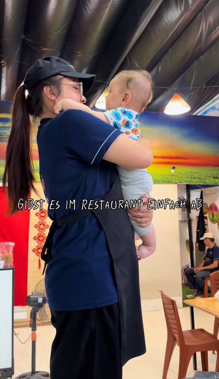 Kh&aacute;ch T&acirc;y ngỡ ng&agrave;ng trước t&igrave;nh y&ecirc;u trẻ con của người Việt - Ảnh 2.