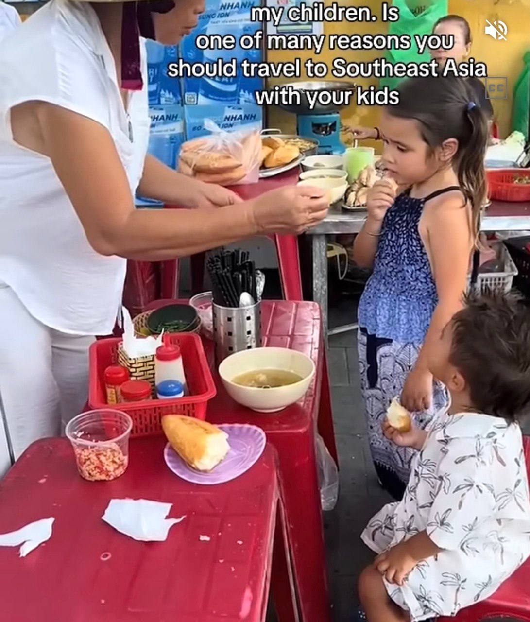 Kh&aacute;ch T&acirc;y ngỡ ng&agrave;ng trước t&igrave;nh y&ecirc;u trẻ con của người Việt - Ảnh 5.