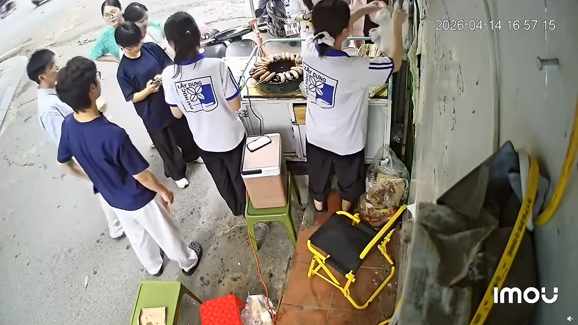 Chủ qu&aacute;n lạp xưởng nhờ 2 nữ sinh tr&ocirc;ng hộ qu&aacute;n, quay lại thấy cảnh phải cắt ngay camera đăng khắp nơi- Ảnh 4.