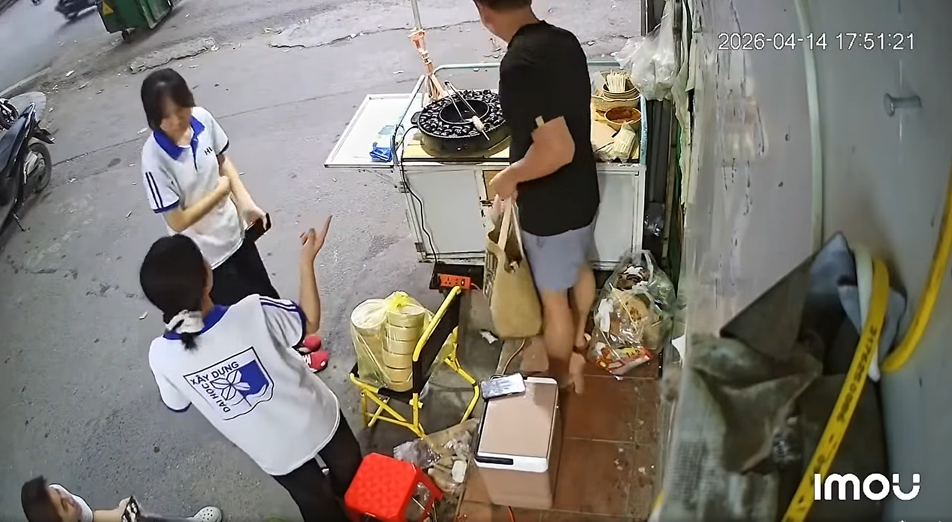 Chủ qu&aacute;n lạp xưởng nhờ 2 nữ sinh tr&ocirc;ng hộ qu&aacute;n, quay lại thấy cảnh phải cắt ngay camera đăng khắp nơi- Ảnh 5.