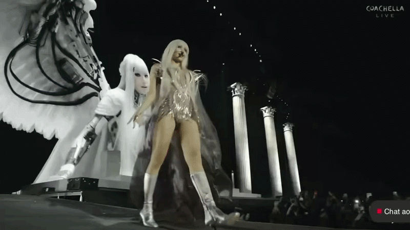 C&oacute; thể l&agrave; xịn nhất Coachella: Lisa vừa diễn Victoria's Secret giữa sa mạc phải kh&ocirc;ng?- Ảnh 2.