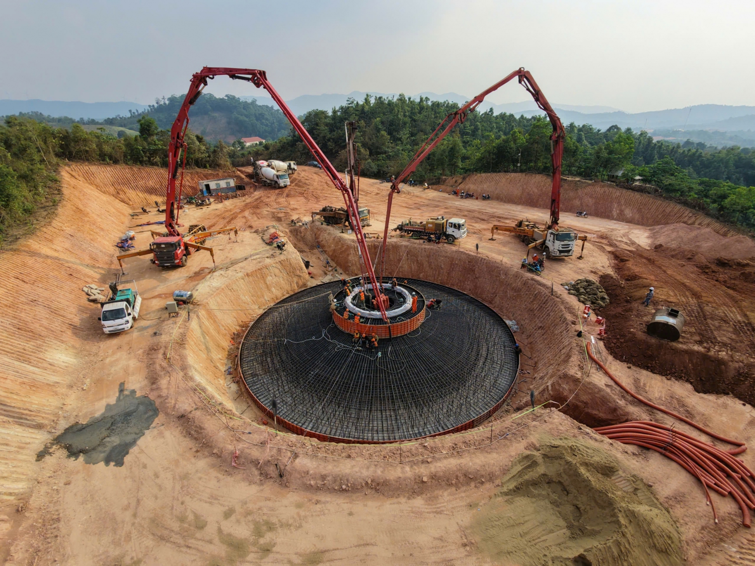 Nhiều mũi thi c&ocirc;ng đồng loạt, c&ocirc;ng tr&igrave;nh năng lượng hơn 1.000 tỷ đồng giữa d&atilde;y n&uacute;i d&agrave;i nhất Việt Nam đẩy nhanh tiến độ - Ảnh 1.