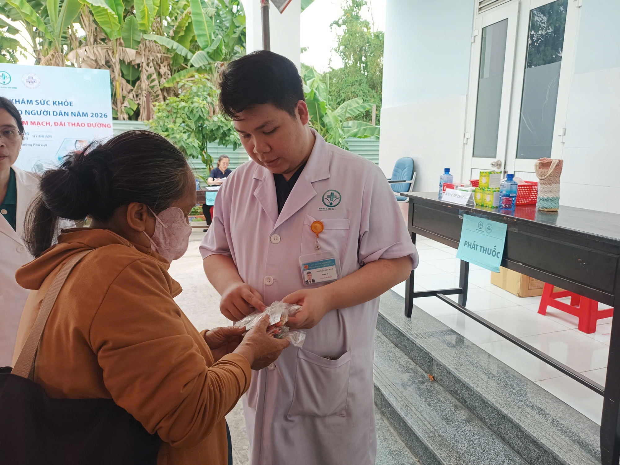 Gần 30.000 người d&acirc;n được kh&aacute;m sức khỏe trong một ng&agrave;y, ph&aacute;t hiện nhiều trường hợp mắc bệnh - Ảnh 2.