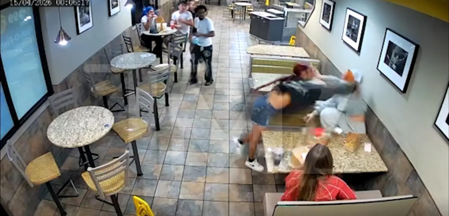 C&ocirc;ng bố CCTV cảnh ca sĩ đ&igrave;nh đ&aacute;m bị h&agrave;nh hung, t&aacute;t thẳng mặt giữa qu&aacute;n ăn- Ảnh 3.