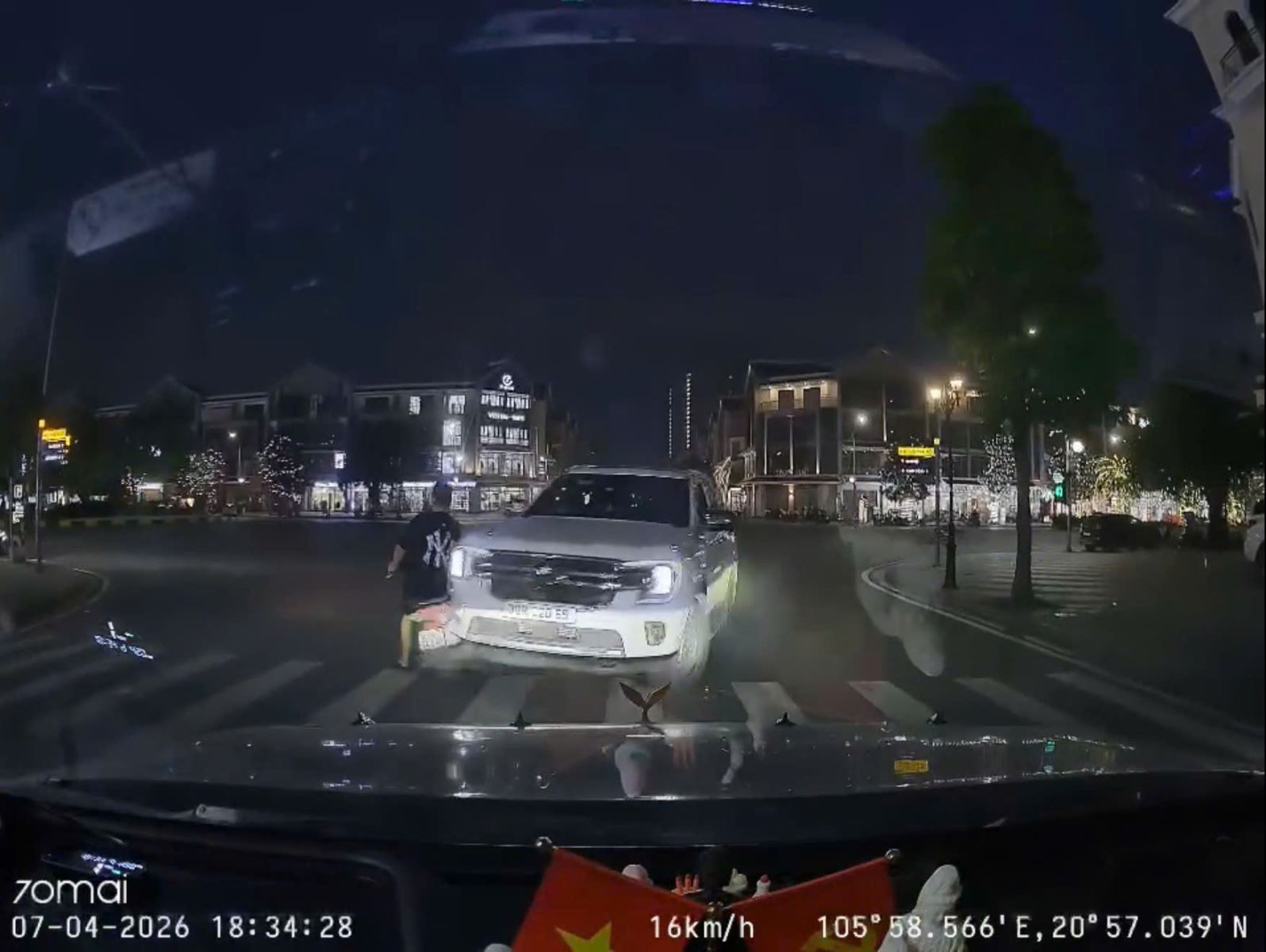 Va chạm giao th&ocirc;ng đ&aacute;ng sợ: Người đ&agrave;n &ocirc;ng nước ng&ograve;ai nổ s&uacute;ng tại Hưng Y&ecirc;n - Ảnh 1.