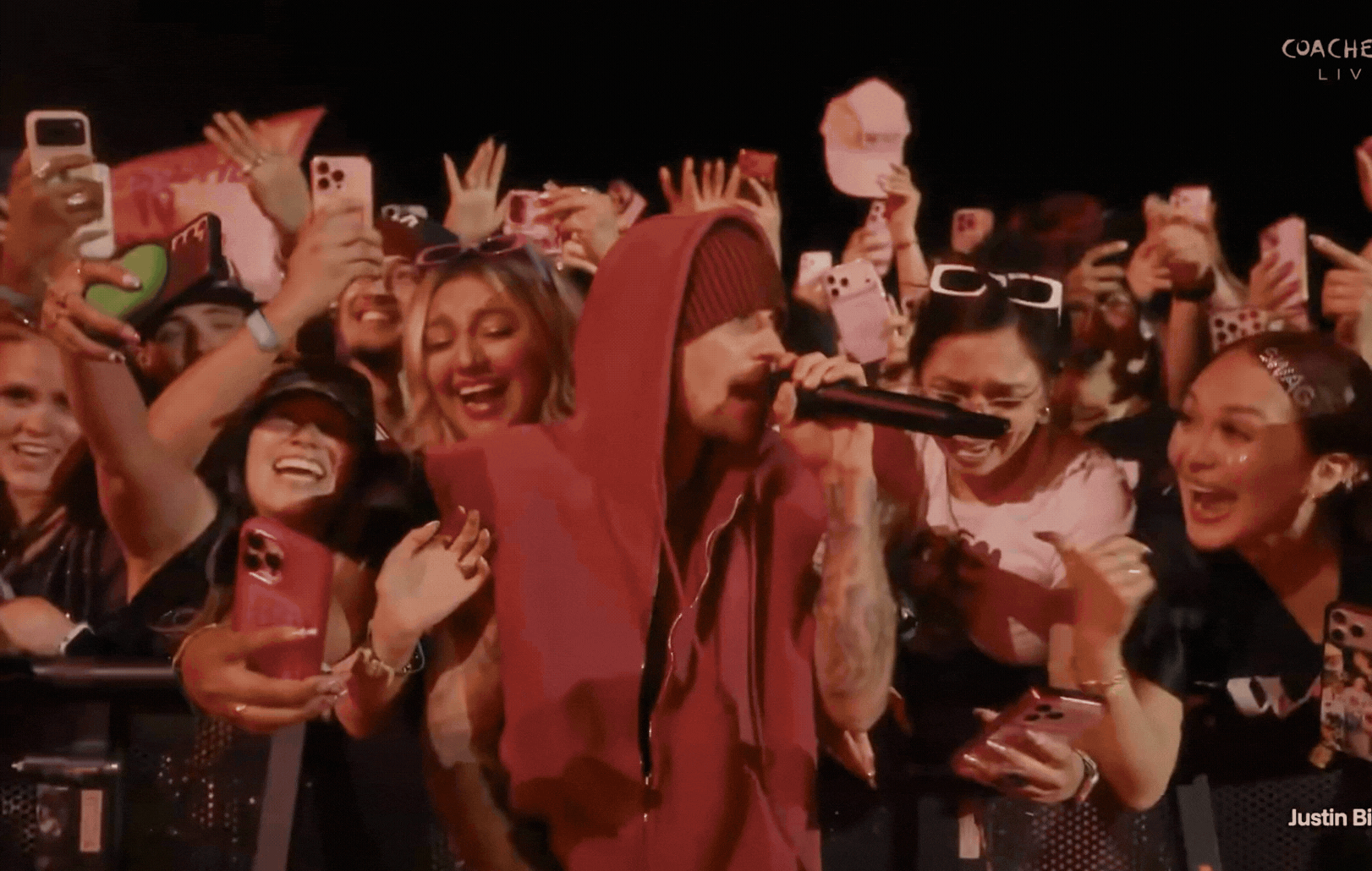 Justin Bieber bị &ldquo;đụng chạm&rdquo; nhạy cảm ngay tr&ecirc;n s&acirc;n khấu Coachella- Ảnh 3.