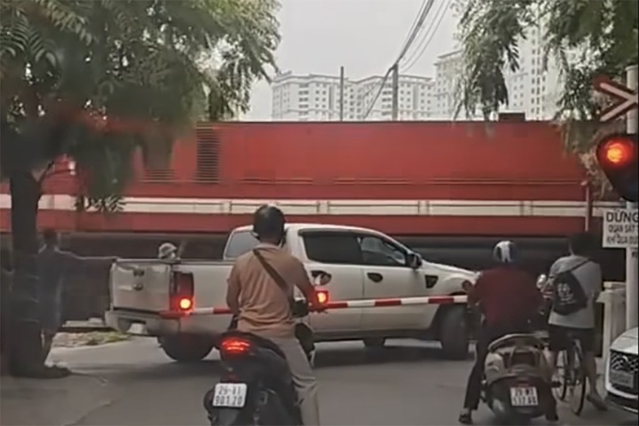 Tài xế bán tải vượt rào chắn đường sắt bị phạt 5 triệu đồng năm 2026 - Ảnh 1.