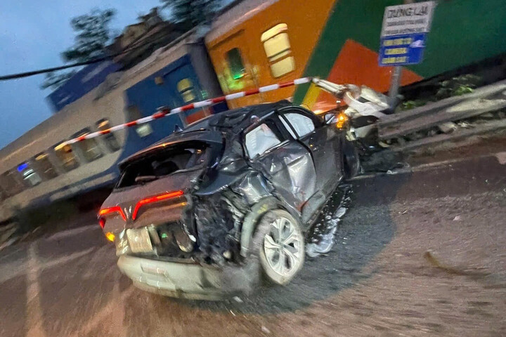 Tài xế bán tải vượt rào chắn đường sắt bị phạt 5 triệu đồng năm 2026 - Ảnh 2.