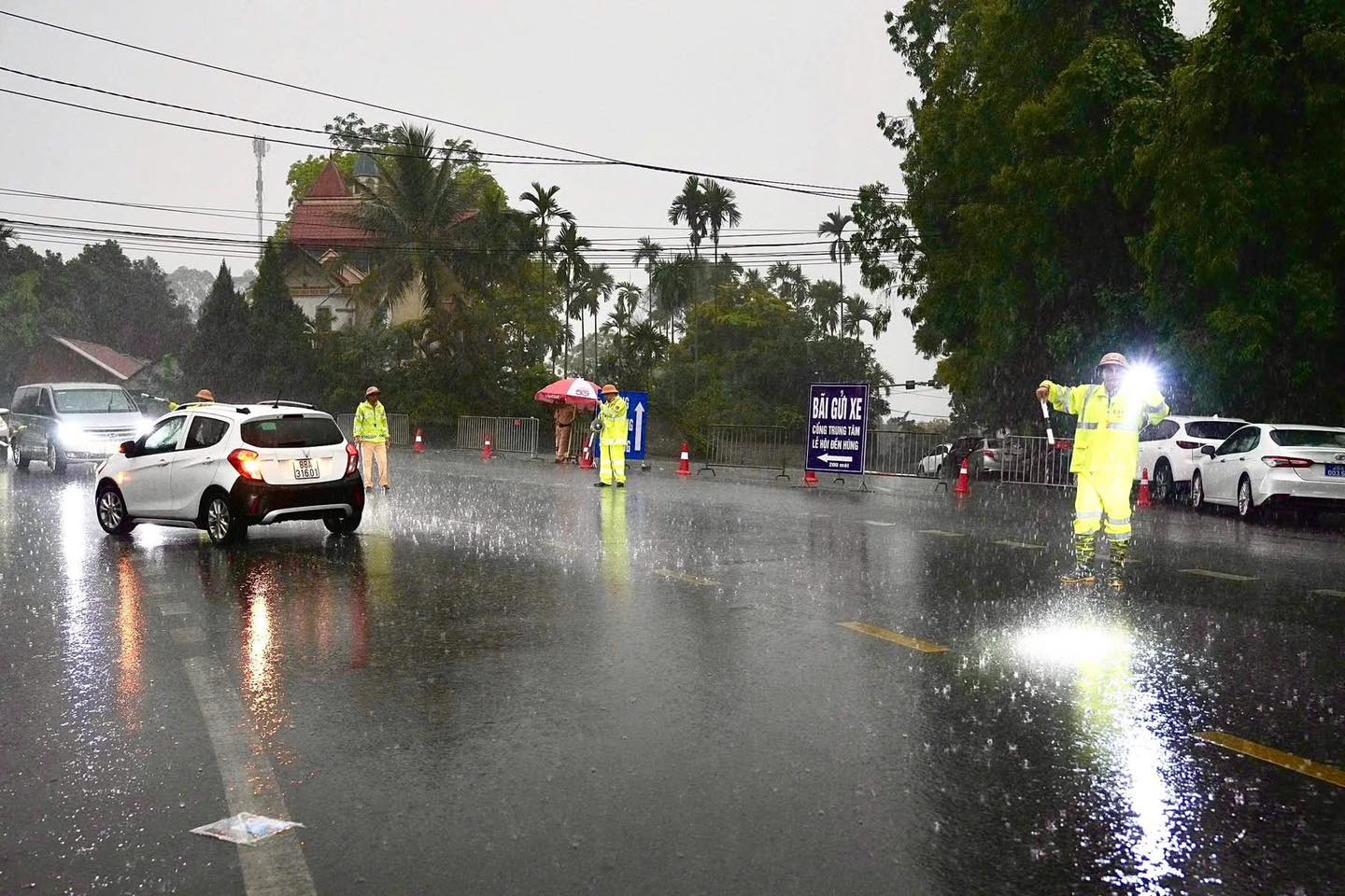 Mưa trắng trời Đền Hùng , biển người đổ về Lễ Giỗ Tổ Hùng Vương 2026 - Ảnh 5.