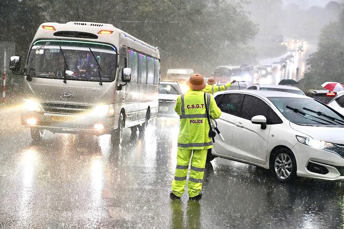 Mưa trắng trời Đền Hùng , biển người đổ về Lễ Giỗ Tổ Hùng Vương 2026 - Ảnh 4.