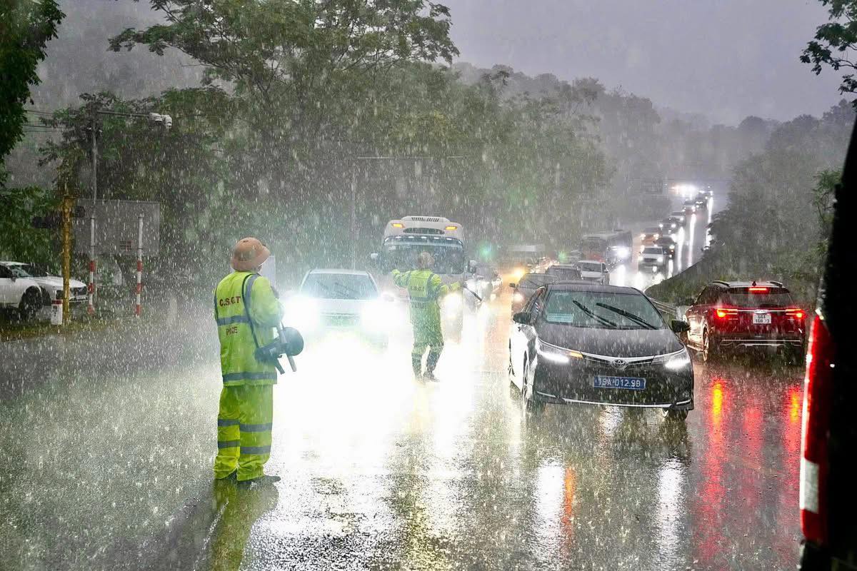 Mưa trắng trời Đền Hùng , biển người đổ về Lễ Giỗ Tổ Hùng Vương 2026 - Ảnh 3.