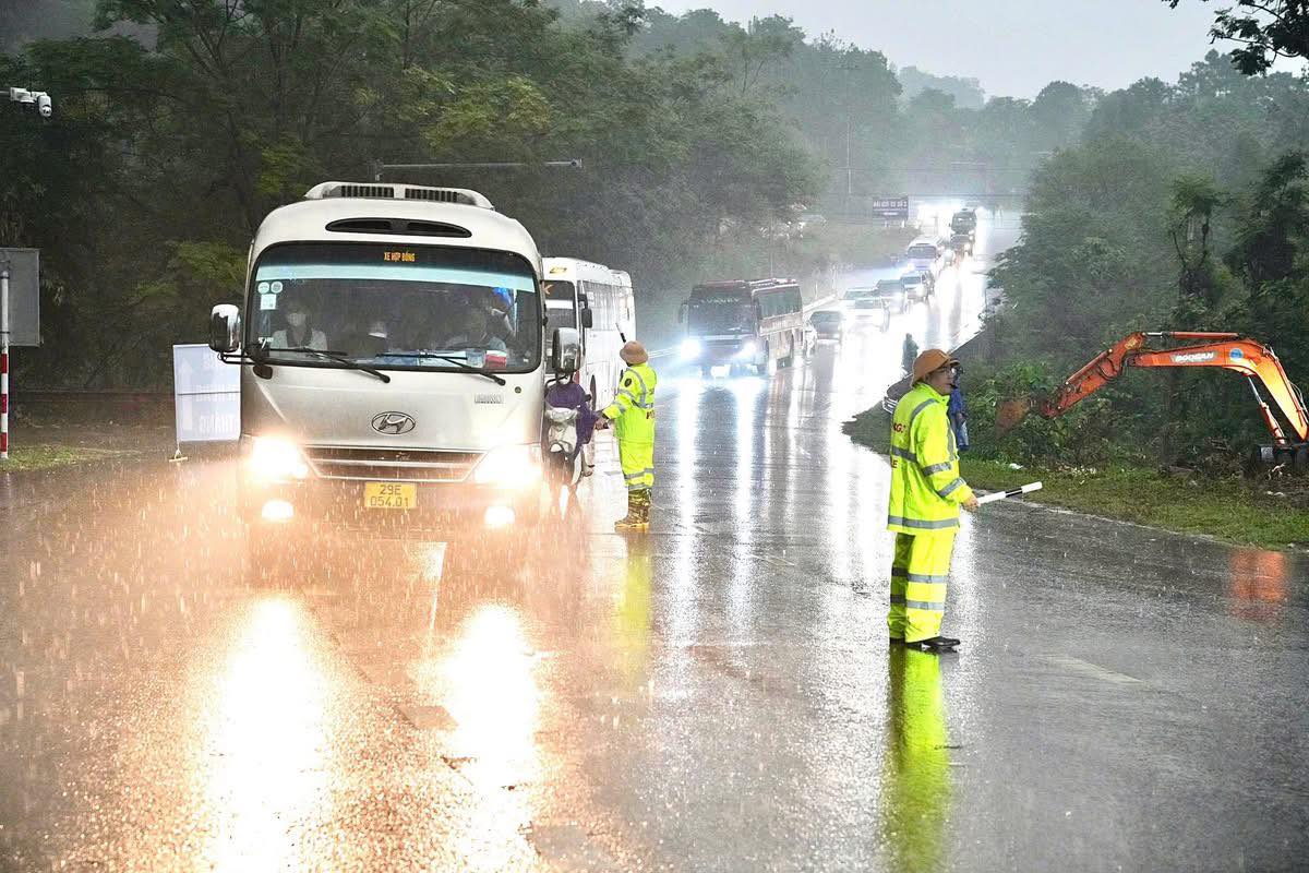 Mưa trắng trời Đền Hùng , biển người đổ về Lễ Giỗ Tổ Hùng Vương 2026 - Ảnh 2.