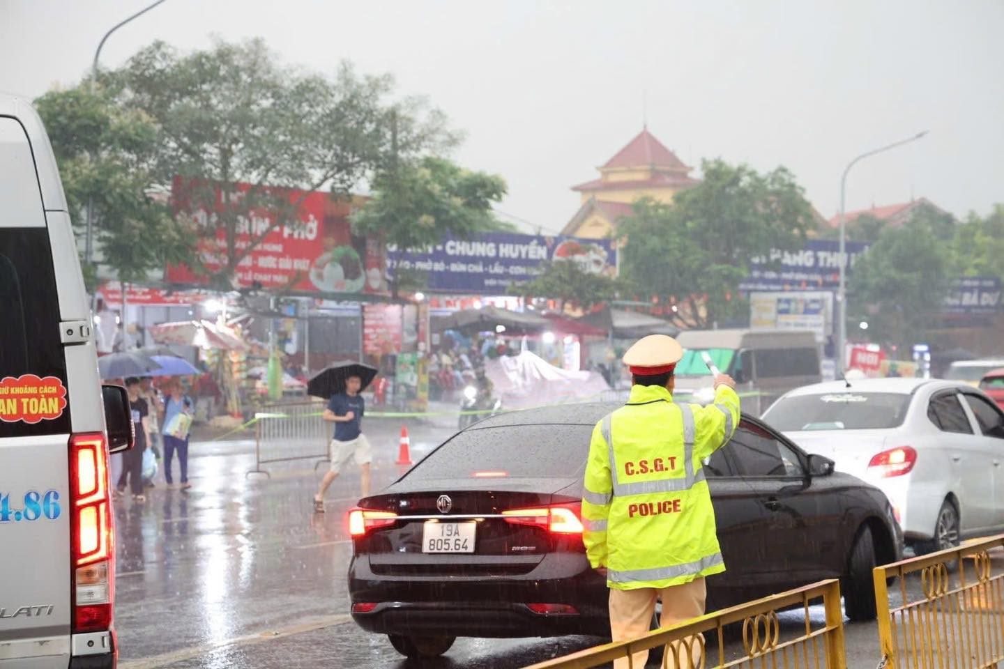 Mưa trắng trời Đền Hùng , biển người đổ về Lễ Giỗ Tổ Hùng Vương 2026 - Ảnh 1.