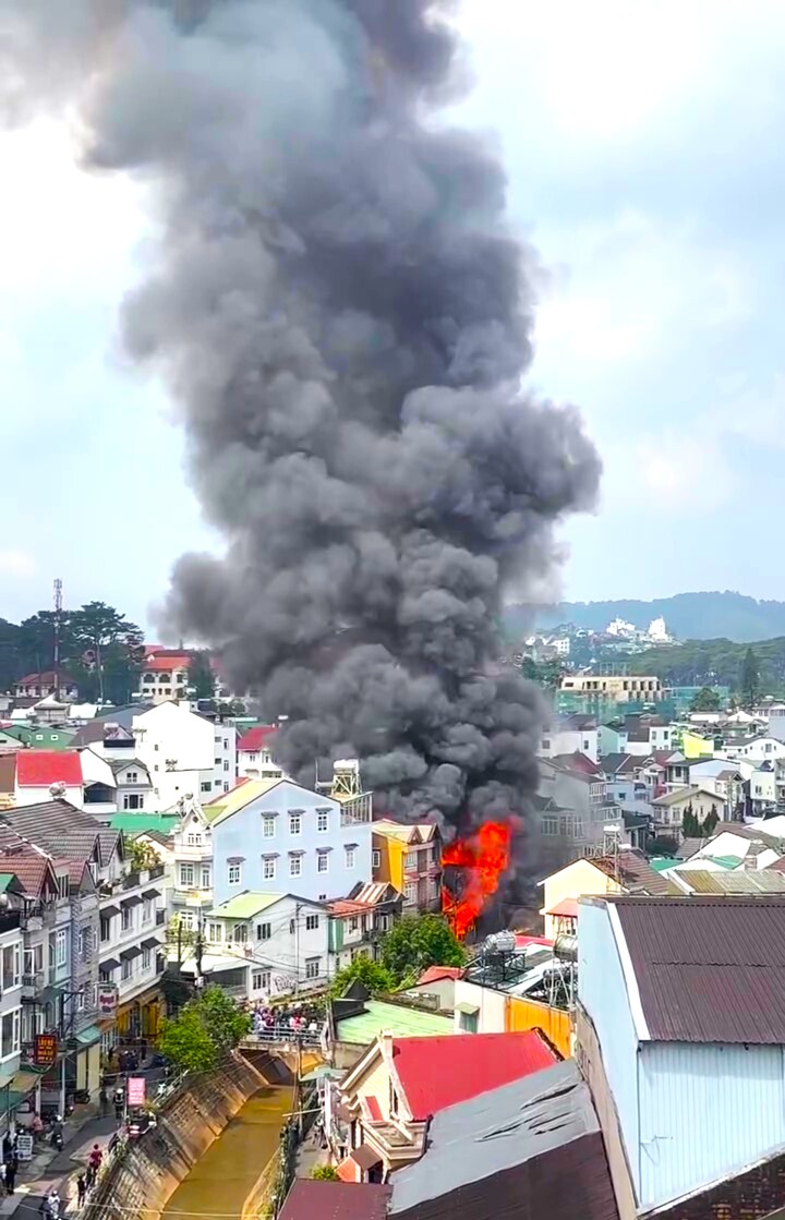 Nh&agrave; gỗ ở Đ&agrave; Lạt bốc ch&aacute;y dữ dội giữa khu d&acirc;n cư , kh&oacute;i bao tr&ugrave;m 2026 - Ảnh 2.