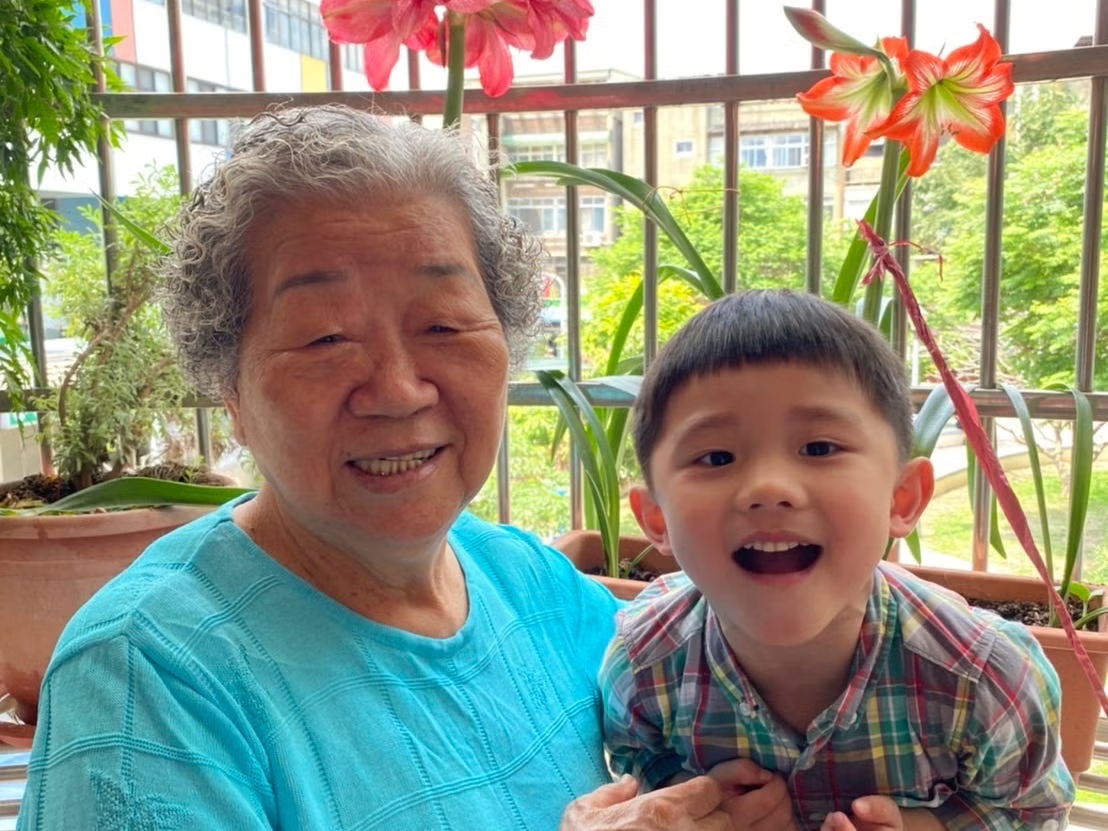 B&agrave; ngoại bỗng "nghiện" điện thoại, đỏ mặt xem video, t&ocirc;i l&eacute;n theo d&otilde;i th&igrave; lặng người khi thấy thứ b&agrave; m&ecirc; mẩn - Ảnh 1.