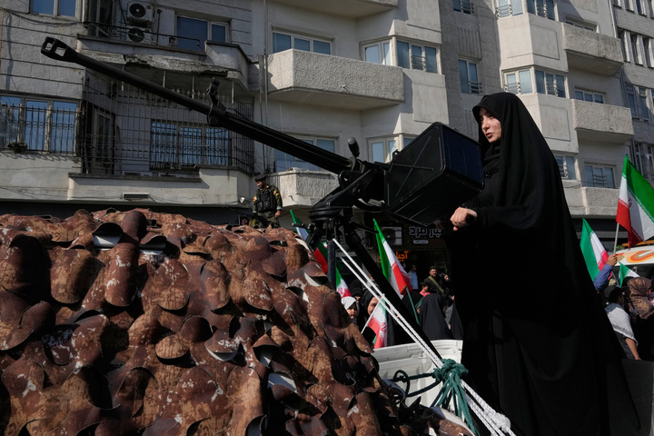 Đấu tr&iacute; tr&ecirc;n eo biển Hormuz, Mỹ hay Iran sẽ nhượng bộ trước? - Ảnh 2.