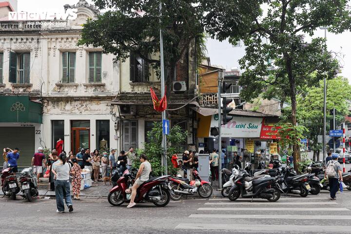 Người H&agrave; Nội xếp h&agrave;ng cả tiếng chờ mua b&aacute;nh tr&ocirc;i, b&aacute;nh chay dịp Tết H&agrave;n thực - Ảnh 1.