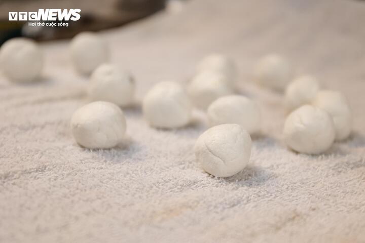 Người H&agrave; Nội xếp h&agrave;ng cả tiếng chờ mua b&aacute;nh tr&ocirc;i, b&aacute;nh chay dịp Tết H&agrave;n thực - Ảnh 13.