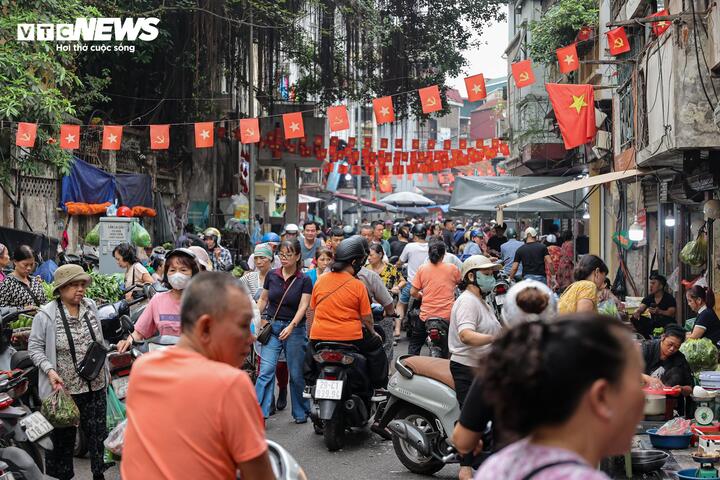 Người H&agrave; Nội xếp h&agrave;ng cả tiếng chờ mua b&aacute;nh tr&ocirc;i, b&aacute;nh chay dịp Tết H&agrave;n thực - Ảnh 10.