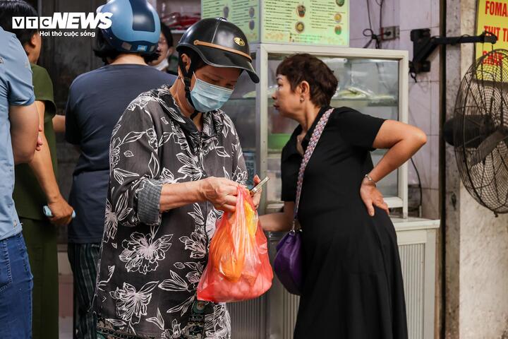 Người H&agrave; Nội xếp h&agrave;ng cả tiếng chờ mua b&aacute;nh tr&ocirc;i, b&aacute;nh chay dịp Tết H&agrave;n thực - Ảnh 5.