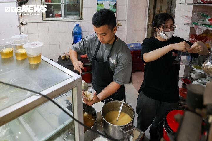 Người H&agrave; Nội xếp h&agrave;ng cả tiếng chờ mua b&aacute;nh tr&ocirc;i, b&aacute;nh chay dịp Tết H&agrave;n thực - Ảnh 4.