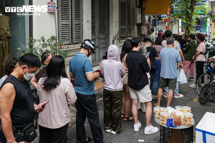 Người H&agrave; Nội xếp h&agrave;ng cả tiếng chờ mua b&aacute;nh tr&ocirc;i, b&aacute;nh chay dịp Tết H&agrave;n thực - Ảnh 6.