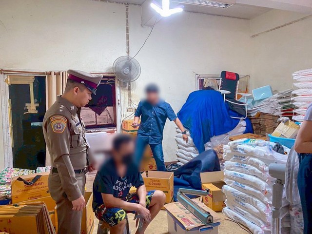 Đột k&iacute;ch một căn nh&agrave; sau 3 th&aacute;ng theo d&otilde;i, c&ocirc;ng an triệt ph&aacute; đường d&acirc;y sản xuất bột ngọt giả quy m&ocirc; lớn, tịch thu gần 25.000 sản phẩm - Ảnh 2.