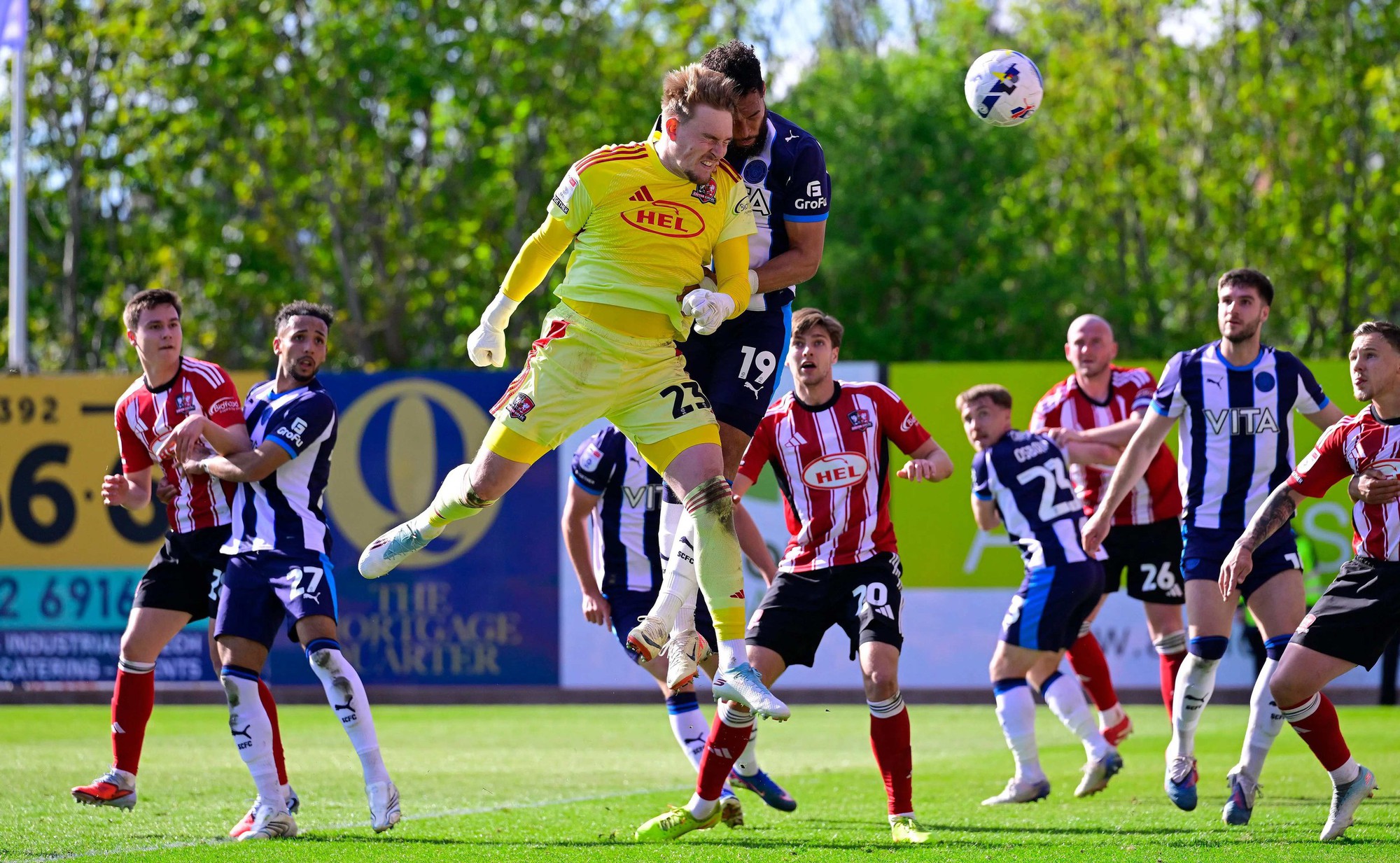 Thủ môn ghi bàn phút 90+6, Cardiff thăng hạng đầy cảm xúc - Ảnh 2.