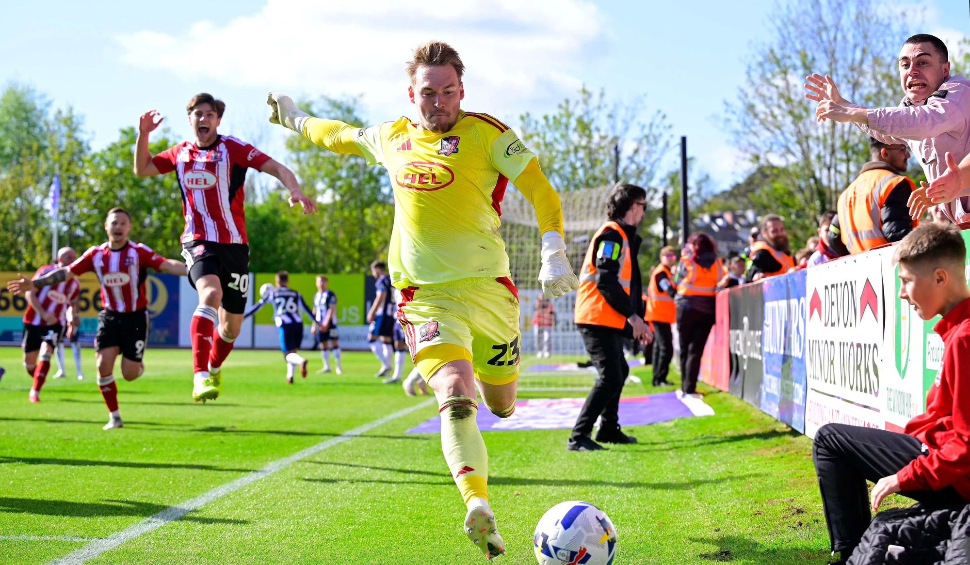 Thủ môn ghi bàn phút 90+6, Cardiff thăng hạng đầy cảm xúc - Ảnh 3.