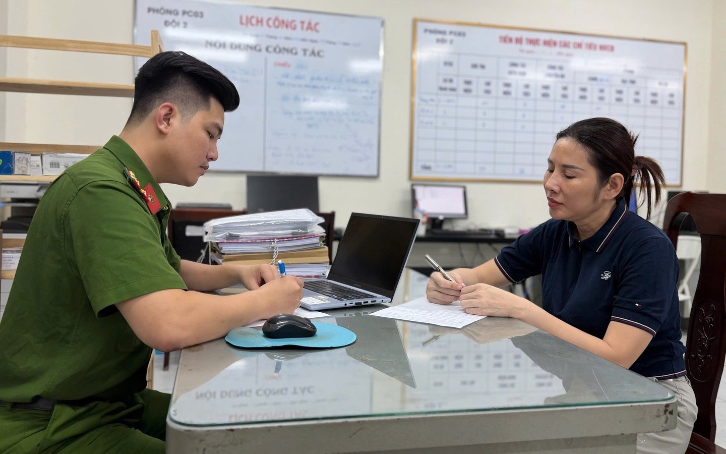 Thi h&agrave;nh lệnh bắt nguy&ecirc;n c&aacute;n bộ Ủy ban Kiểm tra Tỉnh ủy B&ugrave;i Văn Ph&uacute;c - Ảnh 3.