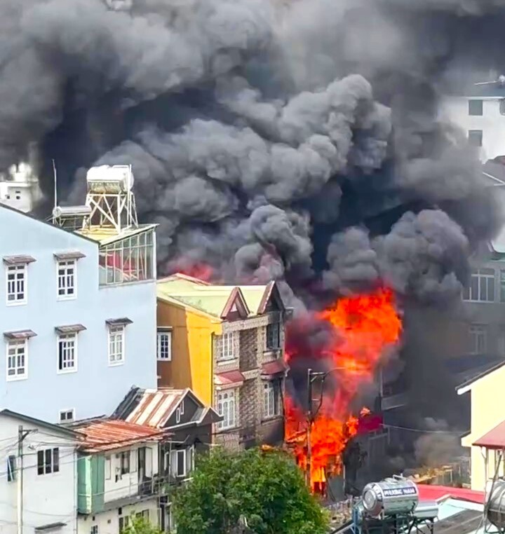 Nh&agrave; gỗ ở Đ&agrave; Lạt bốc ch&aacute;y dữ dội giữa khu d&acirc;n cư , kh&oacute;i bao tr&ugrave;m 2026 - Ảnh 1.