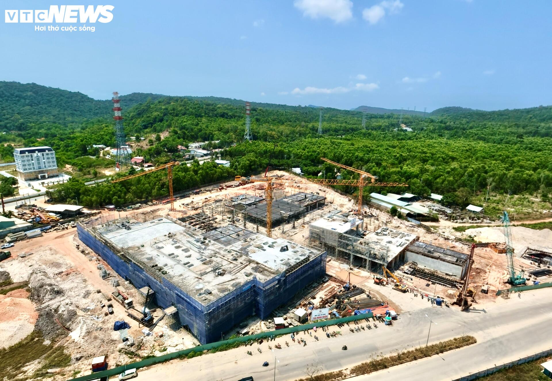 Tiến độ thi c&ocirc;ng s&acirc;n bay Ph&uacute; Quốc phục vụ APEC 2027 đang vượt tiến độ ấn tượng - Ảnh 2.