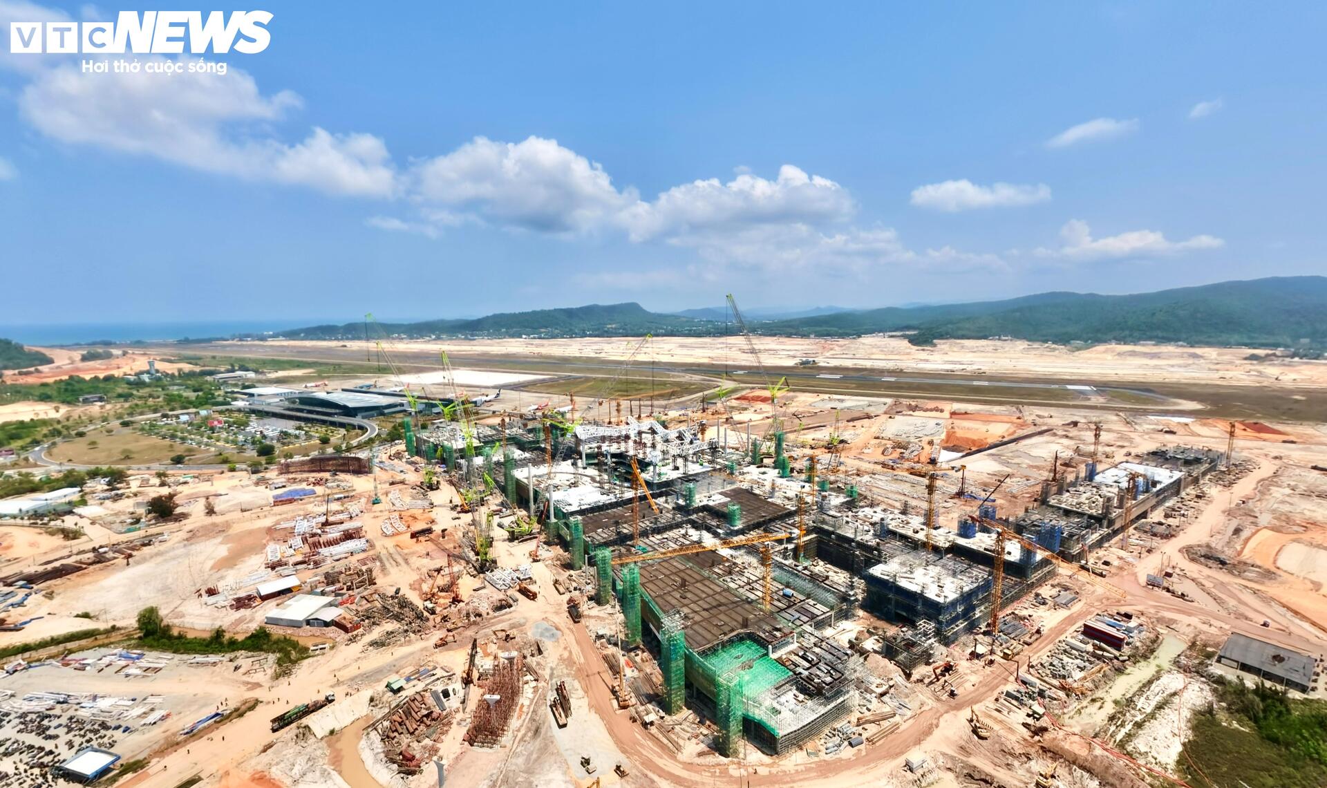 Tiến độ thi c&ocirc;ng s&acirc;n bay Ph&uacute; Quốc phục vụ APEC 2027 đang vượt tiến độ ấn tượng - Ảnh 1.