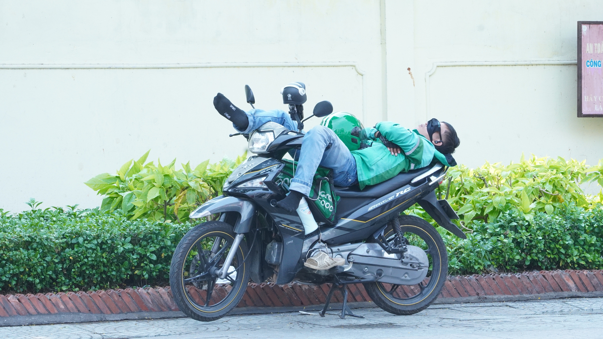 T&agrave;i xế tử vong tr&ecirc;n đường ở TPHCM: Cảnh b&aacute;o nguy cơ đột quỵ giữa nắng n&oacute;ng gay gắt - Ảnh 2.