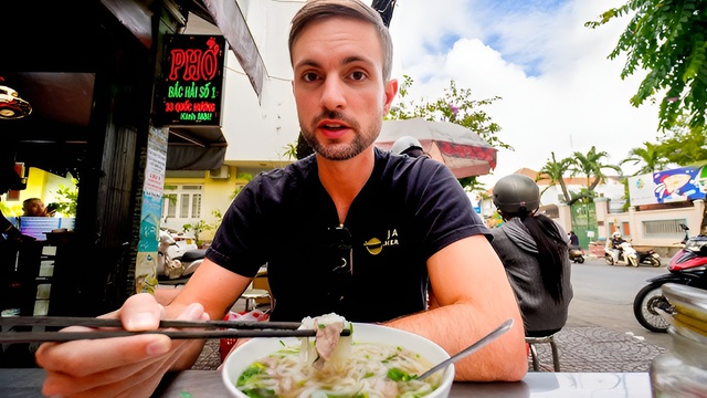 Trổ t&agrave;i d&ugrave;ng tiếng Việt cho "chuẩn bản địa", anh T&acirc;y n&oacute;i g&otilde; nhầm 1 dấu c&acirc;u v&agrave; c&aacute;i kết khiến ai cũng ngượng thay- Ảnh 1.