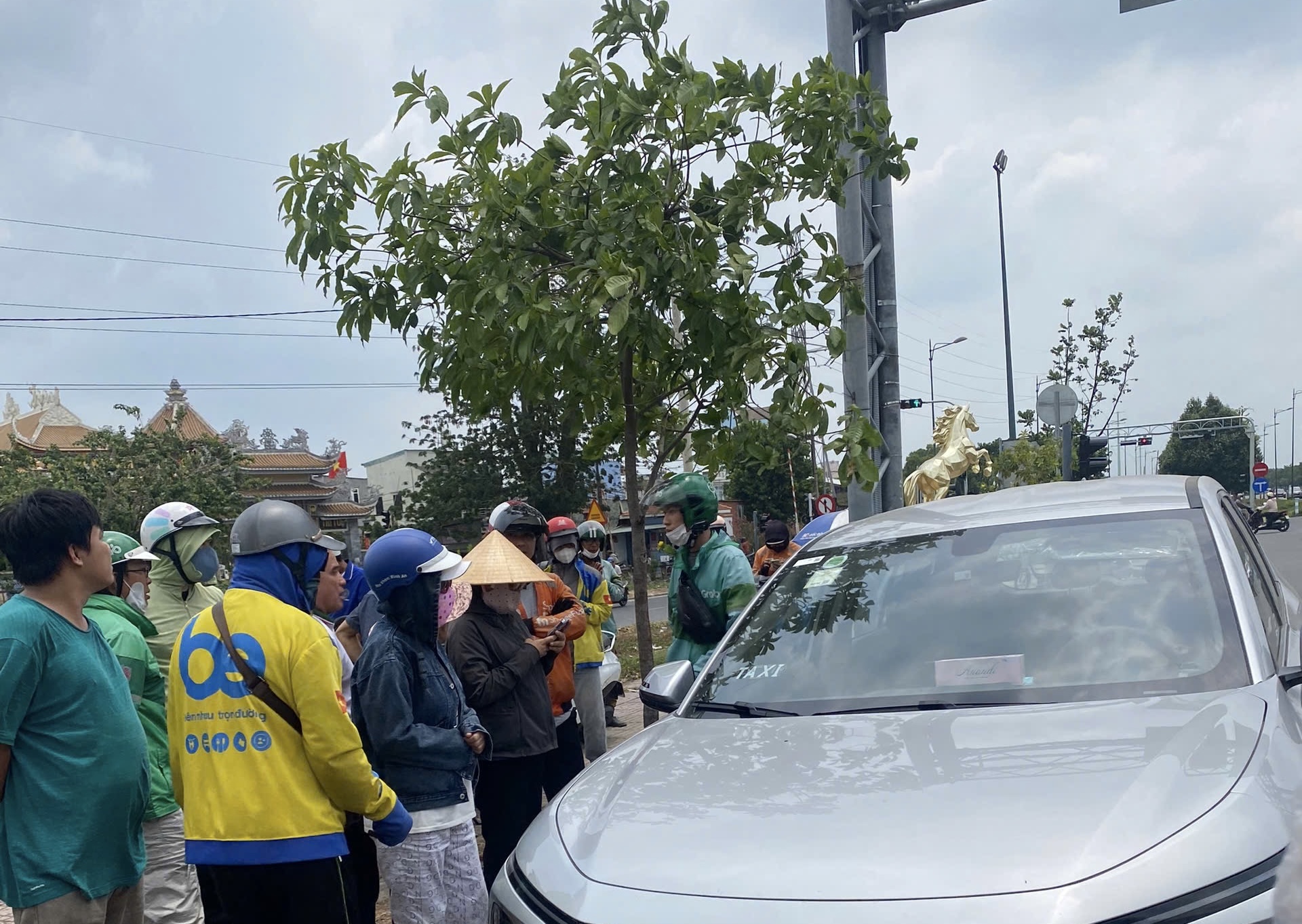 TPHCM: Phát hiện tài xế tử vong trong ô tô trên đường Phạm Văn Đồng - Ảnh 1.