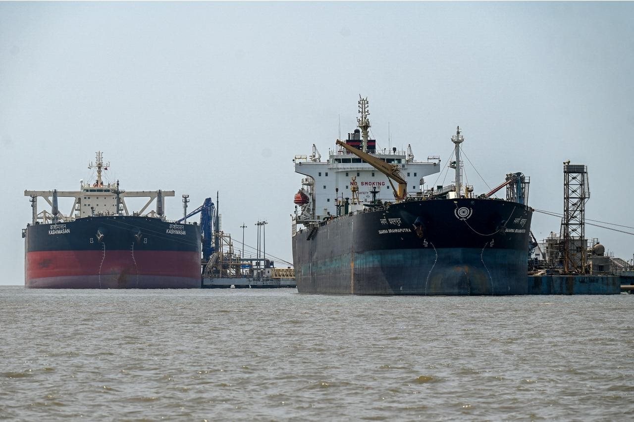 Để mua 2 triệu th&ugrave;ng dầu Iran dễ d&agrave;ng, nền nước l&aacute;ng giềng của Trung Quốc phải 'nhờ' tới Bắc Kinh - Ảnh 1.