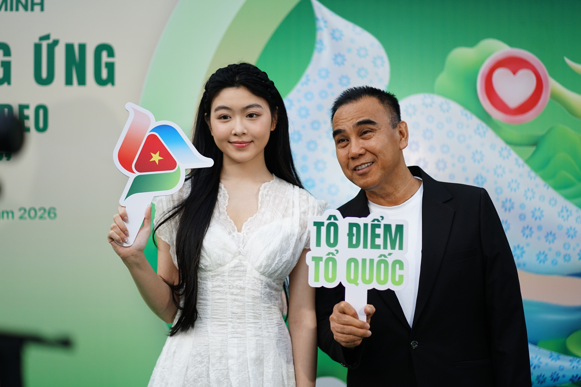 Lọ Lem "đụng độ" cam thường với Tiểy Vy - Ảnh 2.