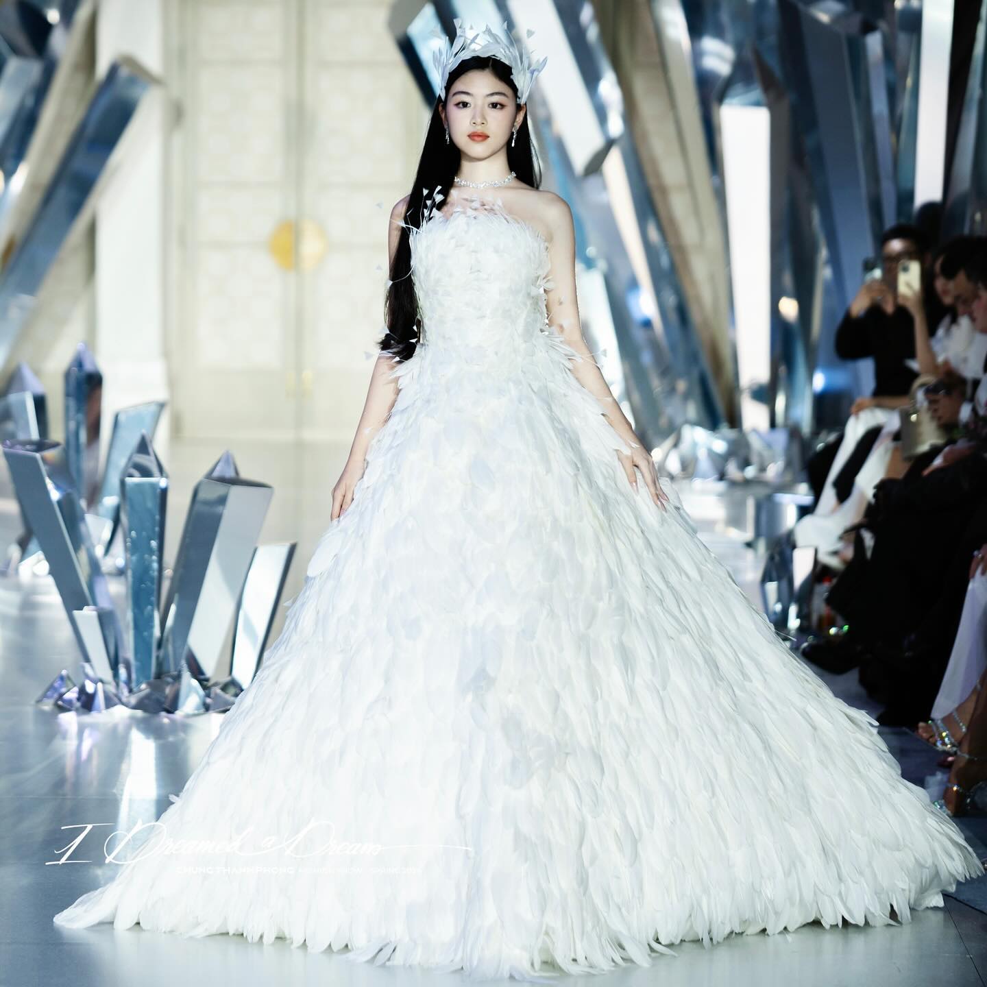 Lọ Lem "đụng độ" cam thường với Tiểy Vy - Ảnh 7.