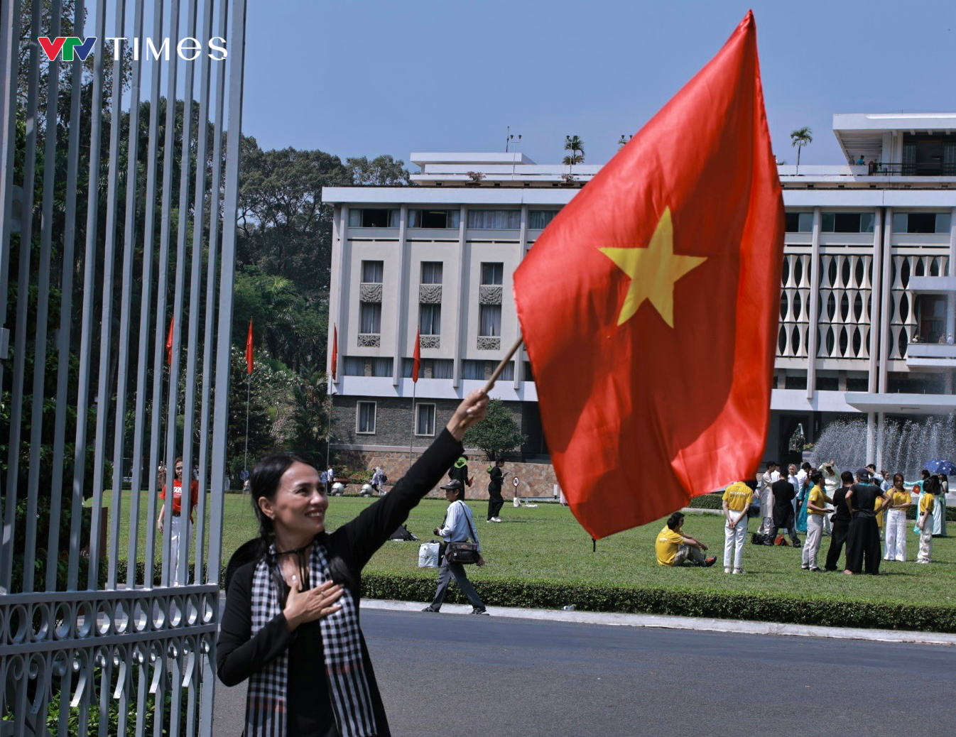 Bộ Nội vụ thông tin về lịch nghỉ lễ Giỗ Tổ và 30/4 -1/5 - Ảnh 1.