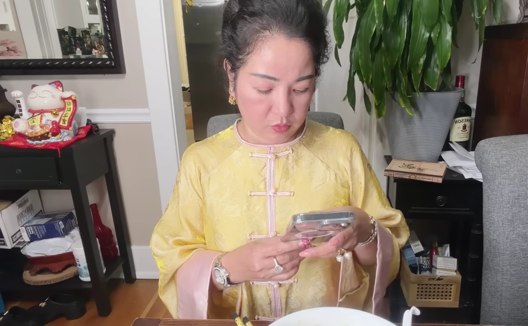 Quang L&ecirc; hốt hoảng: "T&ocirc;i vừa mất 16 ngh&igrave;n đ&ocirc; tr&ecirc;n m&aacute;y bay"- Ảnh 1.