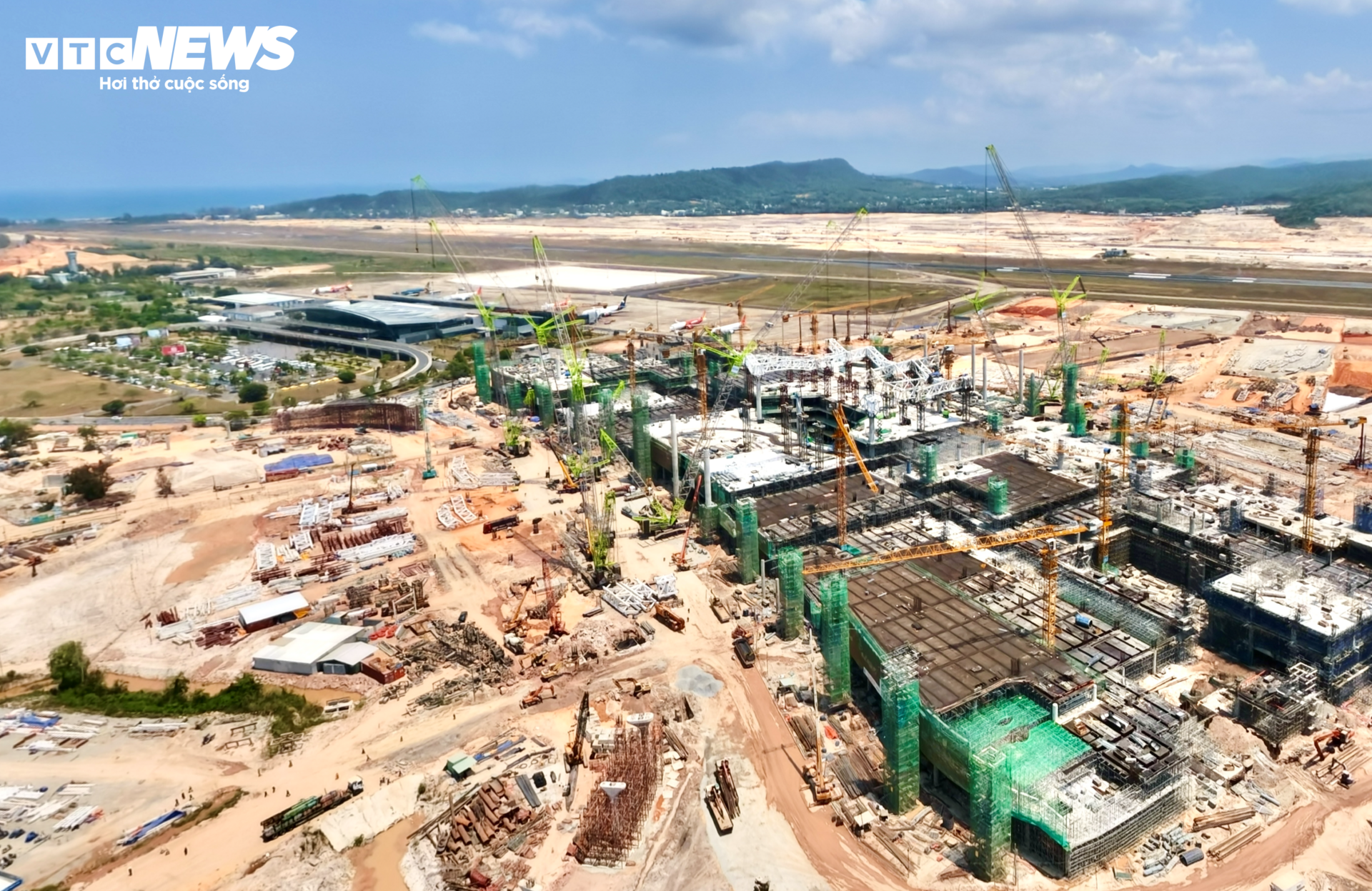 Tiến độ thi c&ocirc;ng s&acirc;n bay Ph&uacute; Quốc phục vụ APEC 2027 đang vượt tiến độ ấn tượng - Ảnh 4.