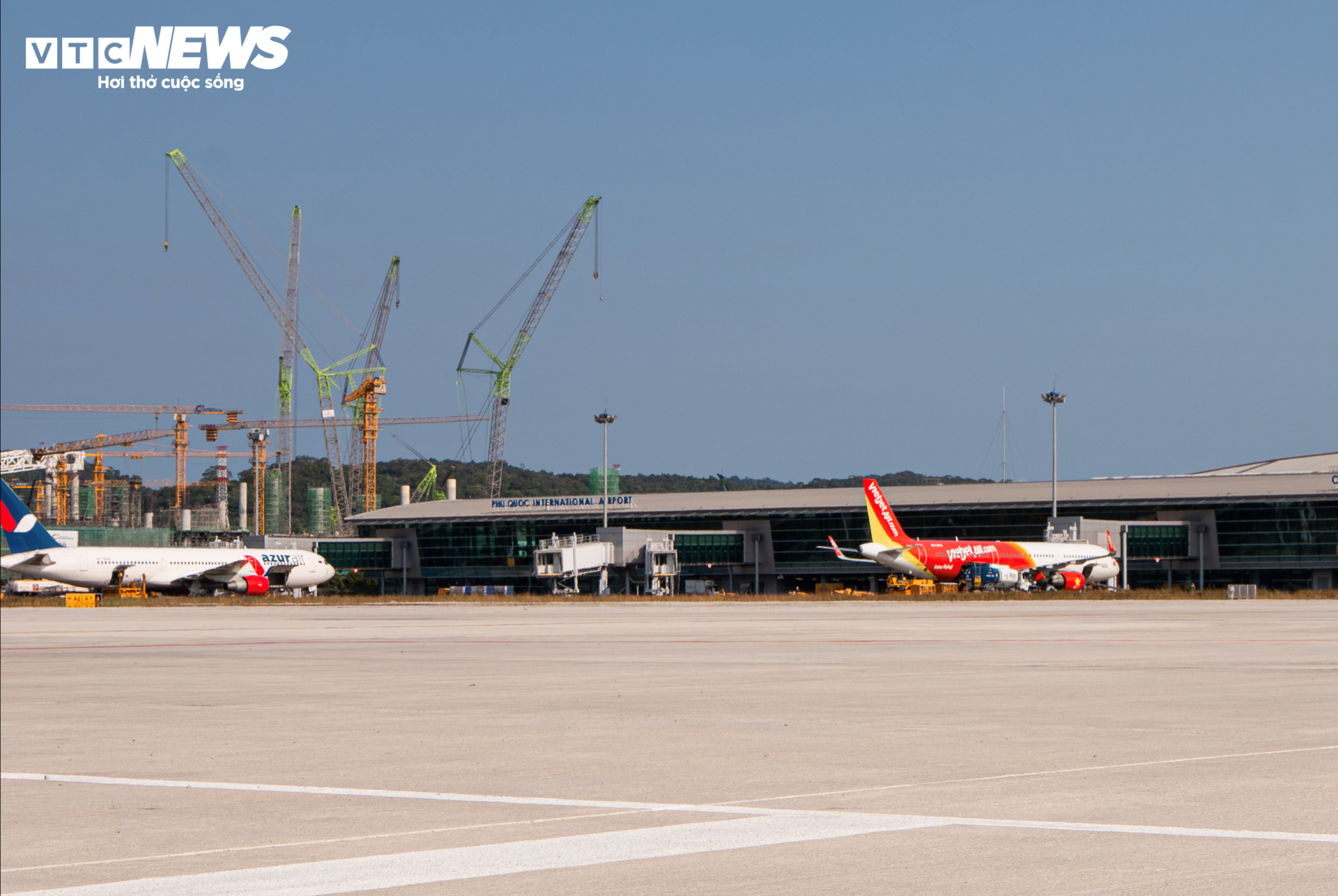 Tiến độ thi c&ocirc;ng s&acirc;n bay Ph&uacute; Quốc phục vụ APEC 2027 đang vượt tiến độ ấn tượng - Ảnh 10.