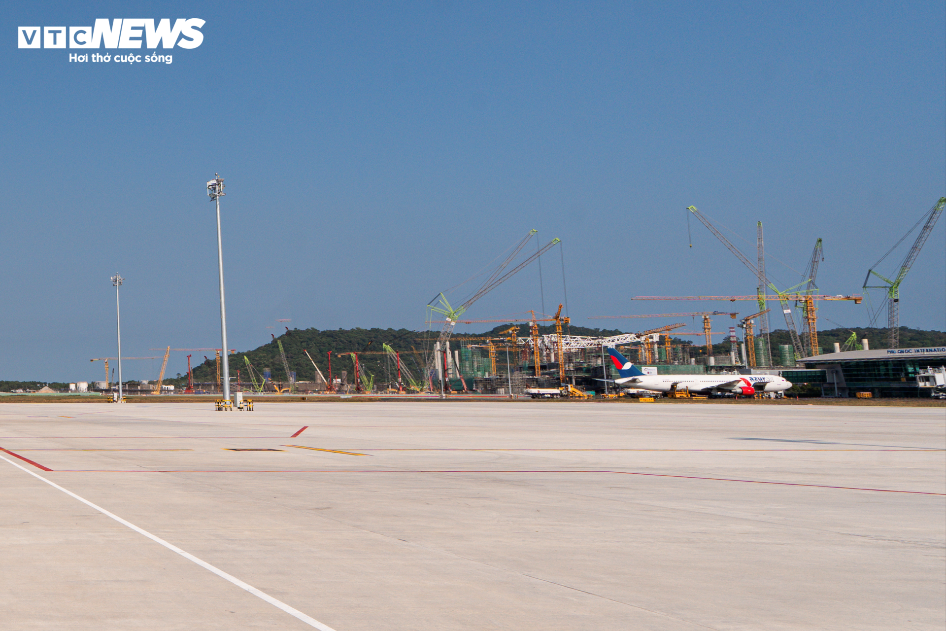Tiến độ thi c&ocirc;ng s&acirc;n bay Ph&uacute; Quốc phục vụ APEC 2027 đang vượt tiến độ ấn tượng - Ảnh 13.