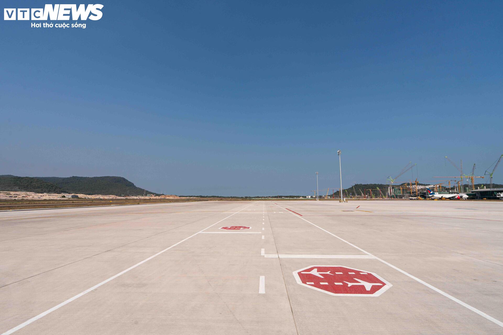 Tiến độ thi c&ocirc;ng s&acirc;n bay Ph&uacute; Quốc phục vụ APEC 2027 đang vượt tiến độ ấn tượng - Ảnh 12.