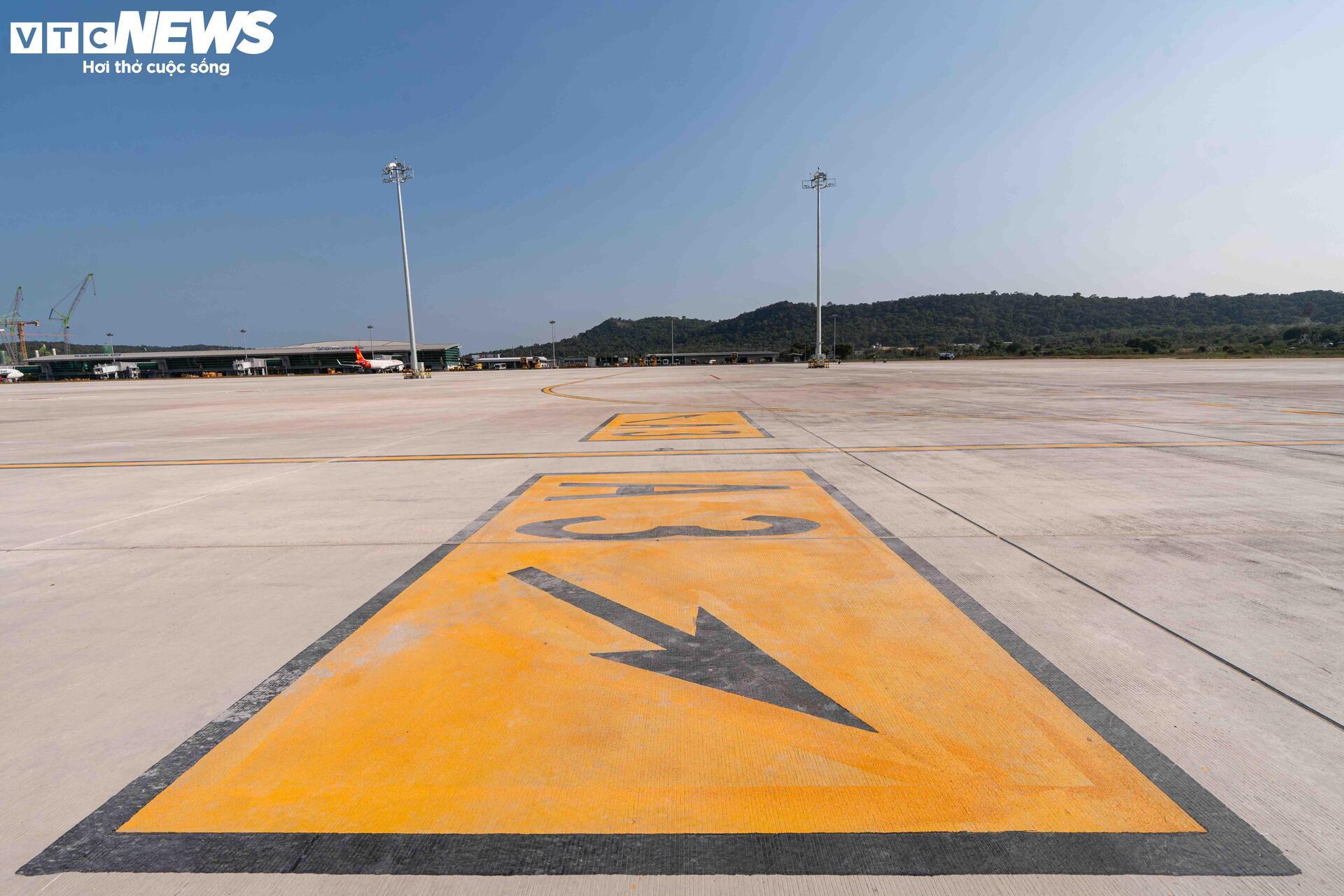 Tiến độ thi c&ocirc;ng s&acirc;n bay Ph&uacute; Quốc phục vụ APEC 2027 đang vượt tiến độ ấn tượng - Ảnh 11.