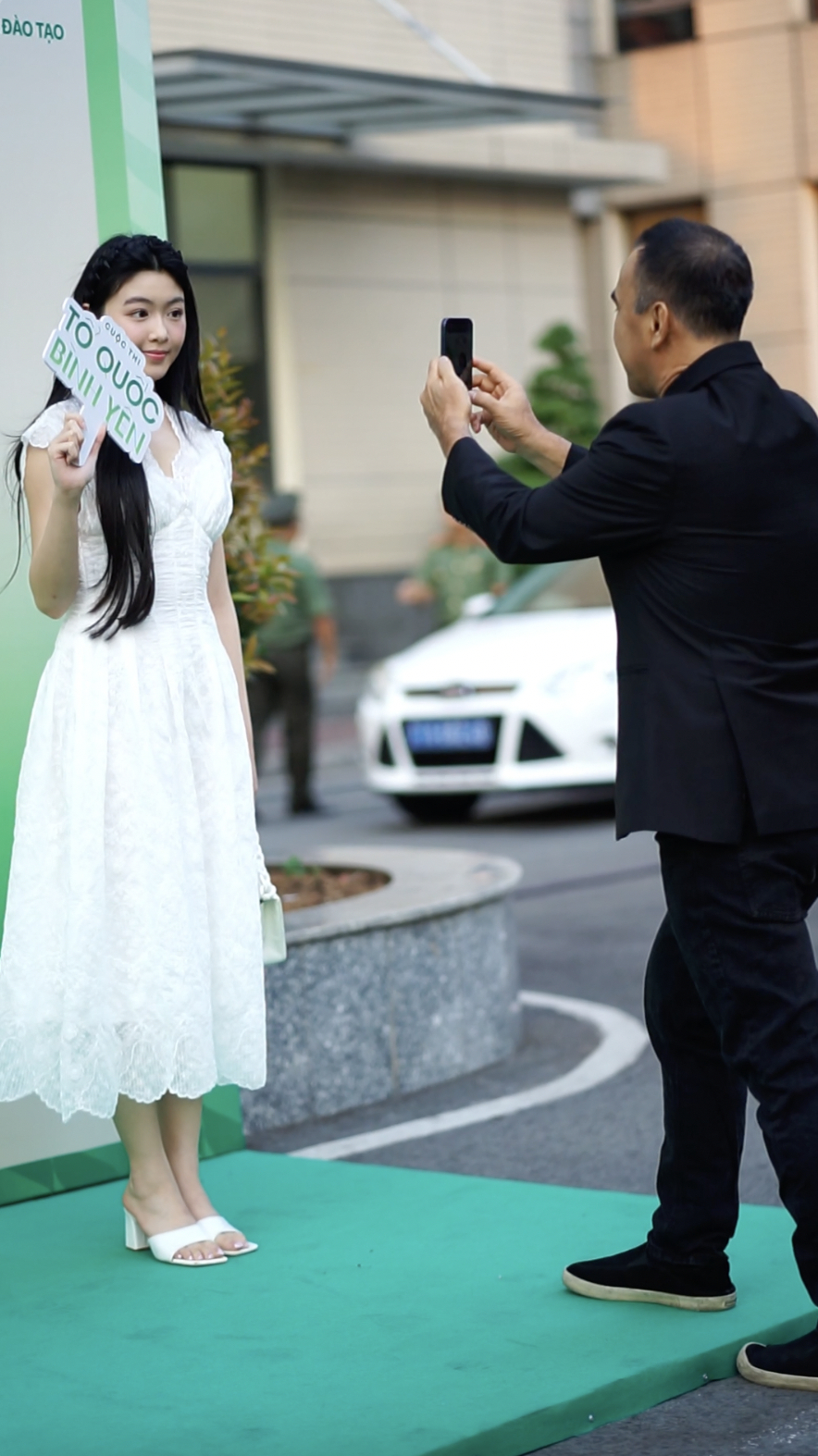 Lọ Lem "đụng độ" cam thường với Tiểy Vy - Ảnh 4.